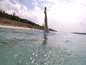 南国の楽園で露出　人目も気にせず自由すぎるセックス！　美園和花　サンプル画像10